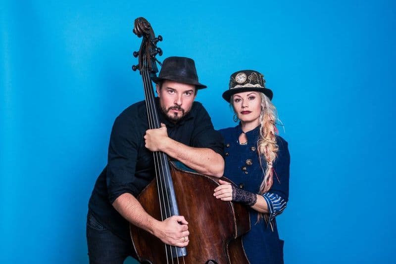 Steinar Raknes og Unni Wilhelmsen bak en kontrabass