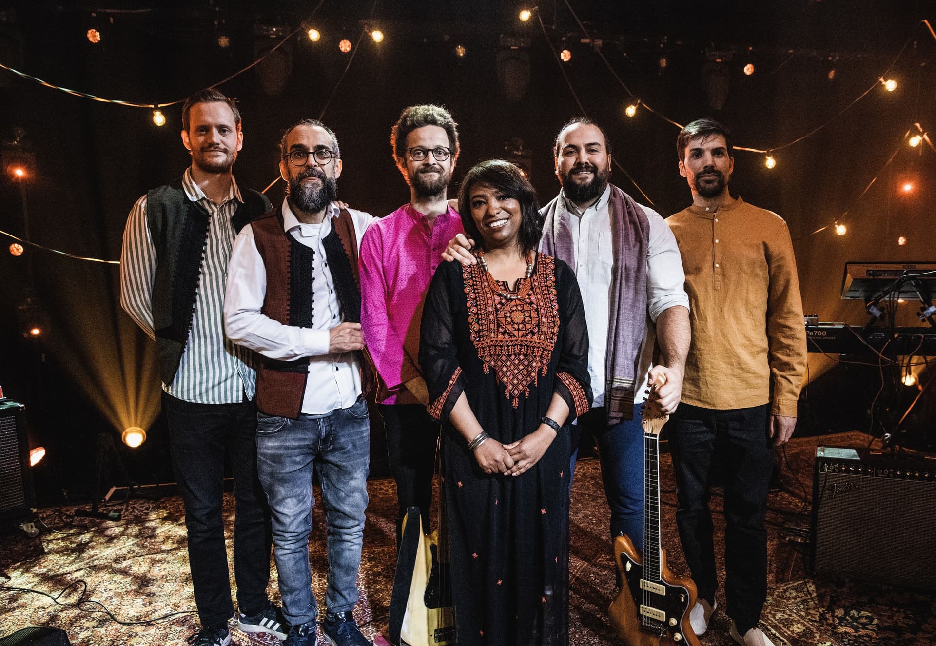 Majãz - et band med seks personer