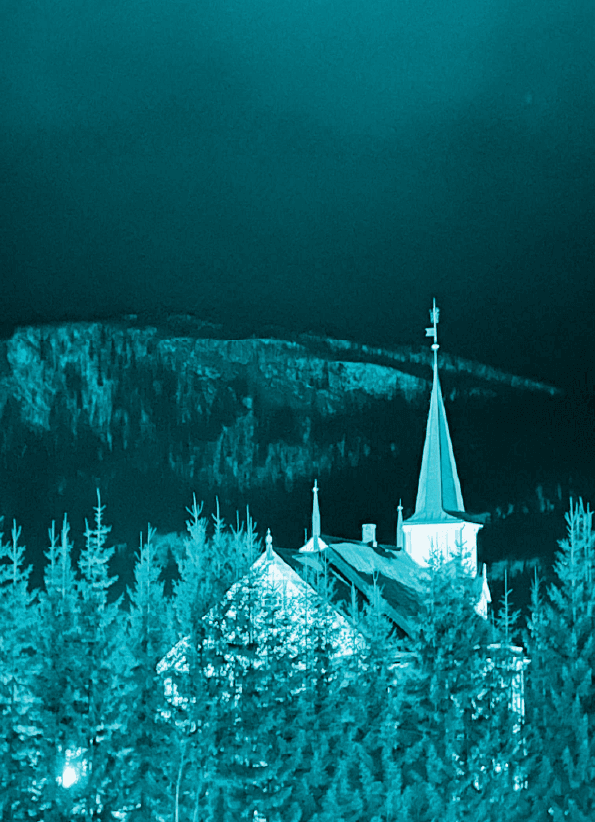 Alvdal kirke med Baugsberget i bakgrunnen