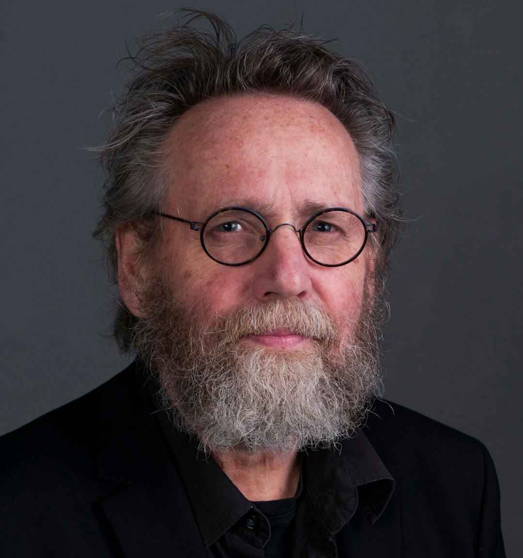 Portrett av mann med skjegg og briller